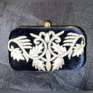 Party clutch in blue and white